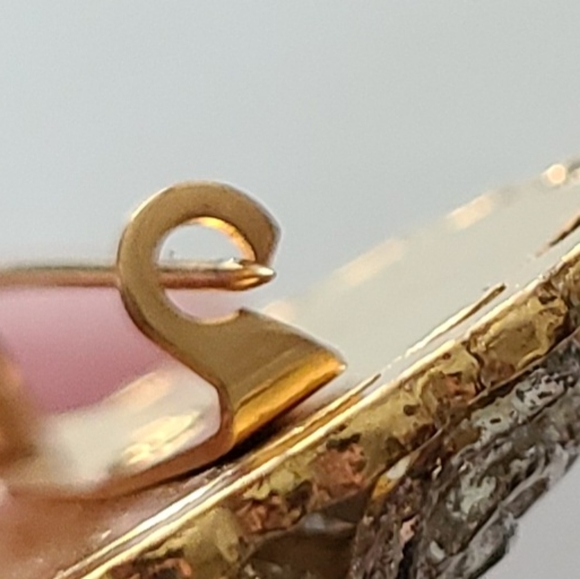 VINTAGE 3D GOLD & SILVER WREATH MEDALLION ANGEL MARY COIN BROOCH FUR PIN - Picture 10 of 11